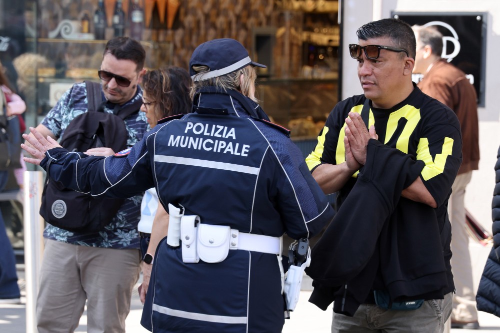 Firenze, la “religione della fila” tra schiacciate e social: il turismo dell’attesa