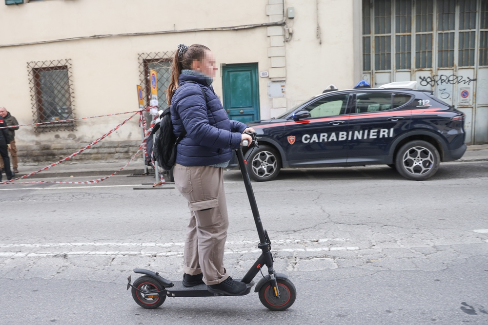 Monopattini elettrici, arriva il “targhino”: caos tra regole, costi e incertezze in città