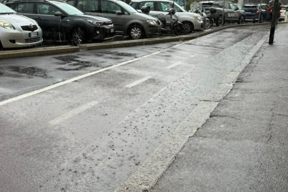 Piazza Alberti: tra pista ciclabile e piscina pubblica, l'ironia social corre sul web
