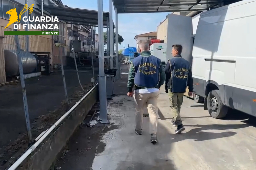 Contraffazione, a Prato sequestrati 60.000 accessori per l'abbigliamento