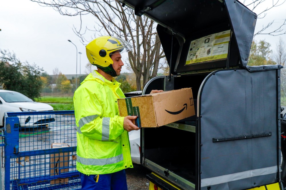 “Shopping al buio” in centro a Firenze: boom dei pacchi Amazon venduti a sorpresa