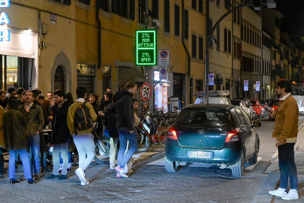 Protesta dei residenti contro la Ztl serale: “Il centro storico è invivibile”