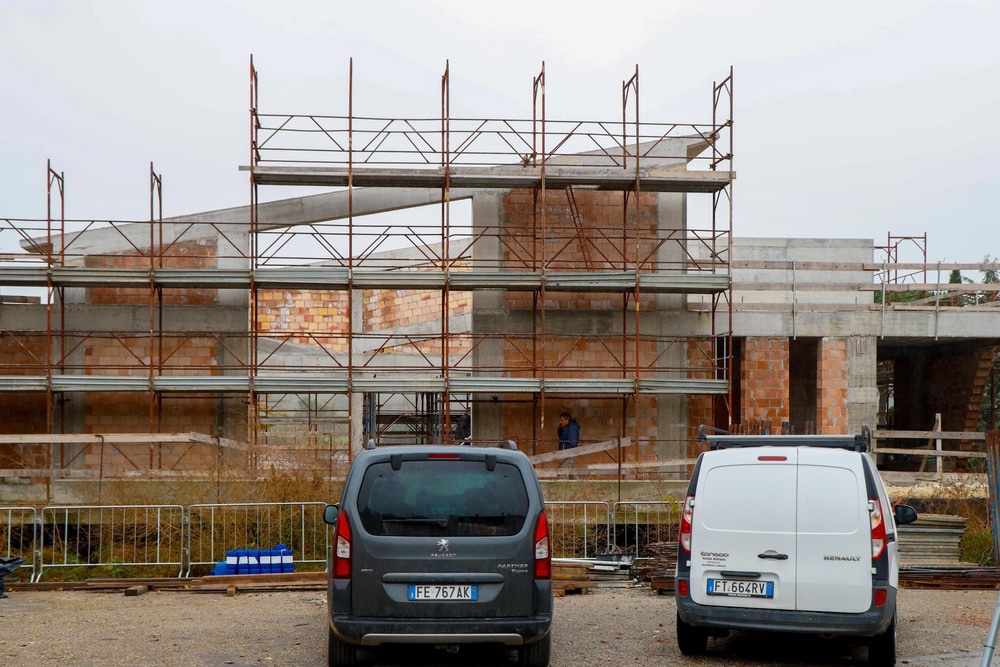 Scandicci, cantiere scuola Toti fermo e degrado in crescita: lavori senza fine