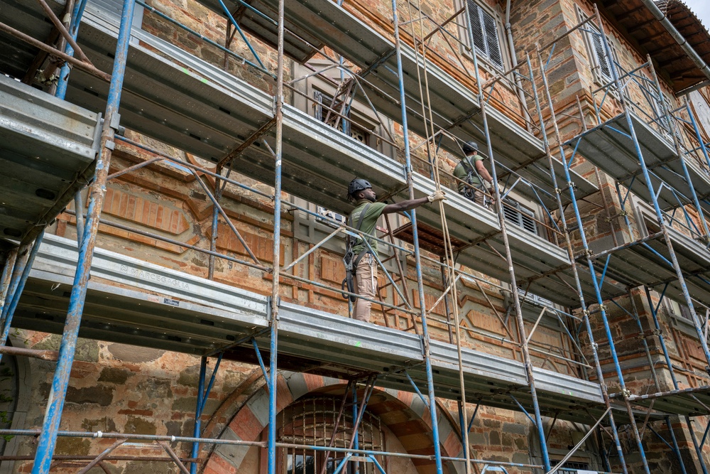 Mancati stipendi, operai in subappalto protestano sul tetto del cantiere in centro a Firenze