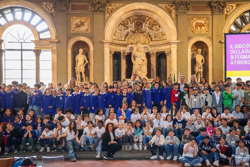 300 bambini a Palazzo Vecchio per il Giro d'Italia per la pace