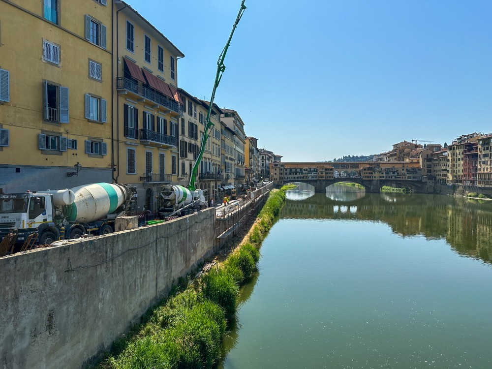 Lungarno degli Acciaiuoli, tornano i lampioni storici ma i lavori rallentano