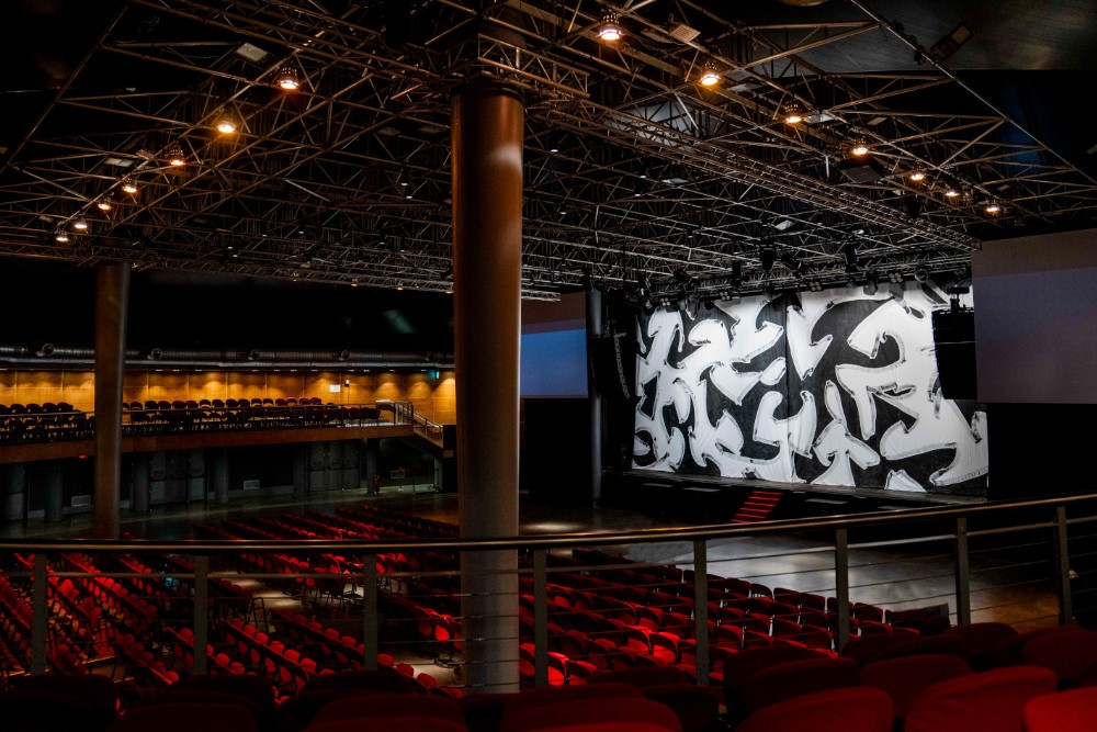 Teatro Cartiere Carrara: inaugurato il Sipario d'Artista “Shamorra” di Gianni Asdrubali