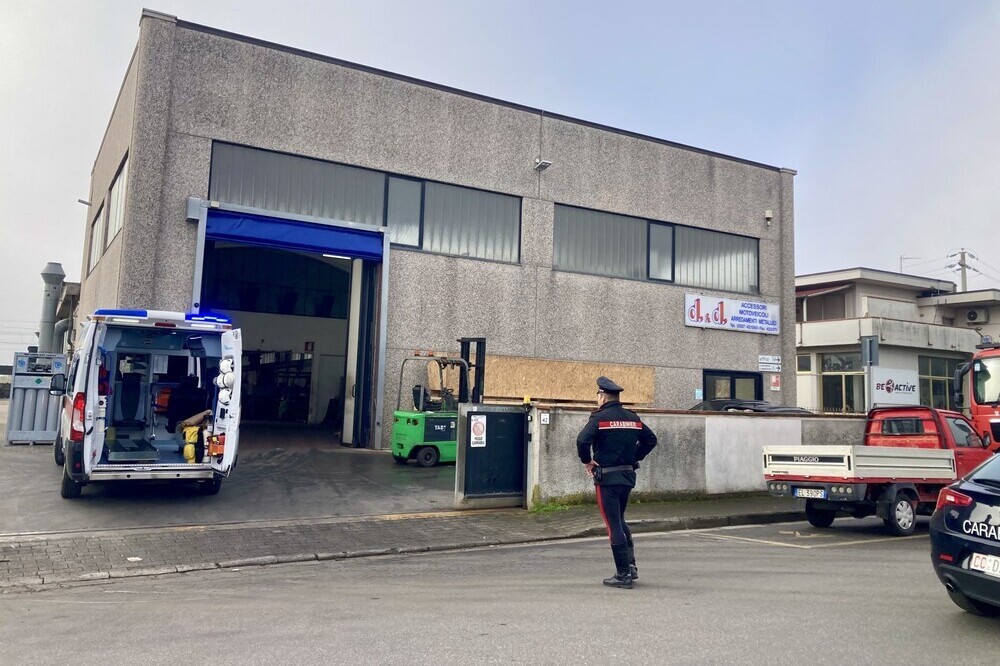 Mano in un rullo, infortunio nella notte in fabbrica a Campi Bisenzio