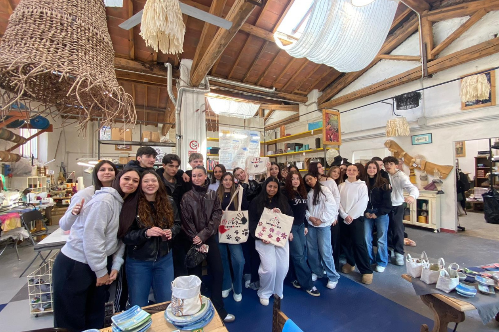 Firenze, dagli scarti di alluminio in kit didattici alla pet therapy: ecco le cooperative “inventate” dagli studenti