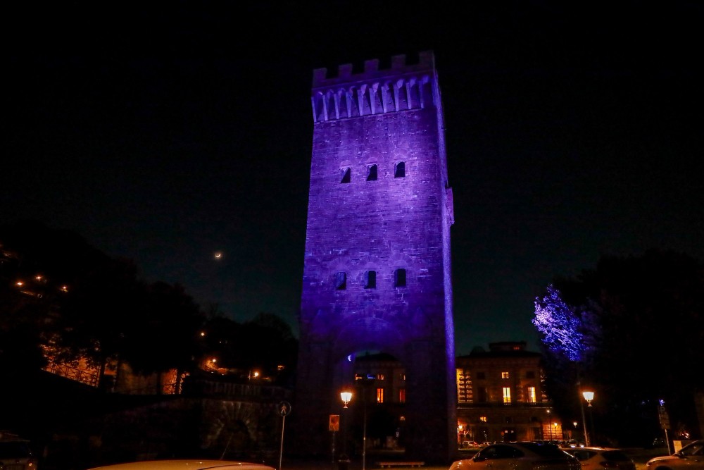 Firenze si illumina per la salute: Porta San Niccolò in magenta e il David in viola