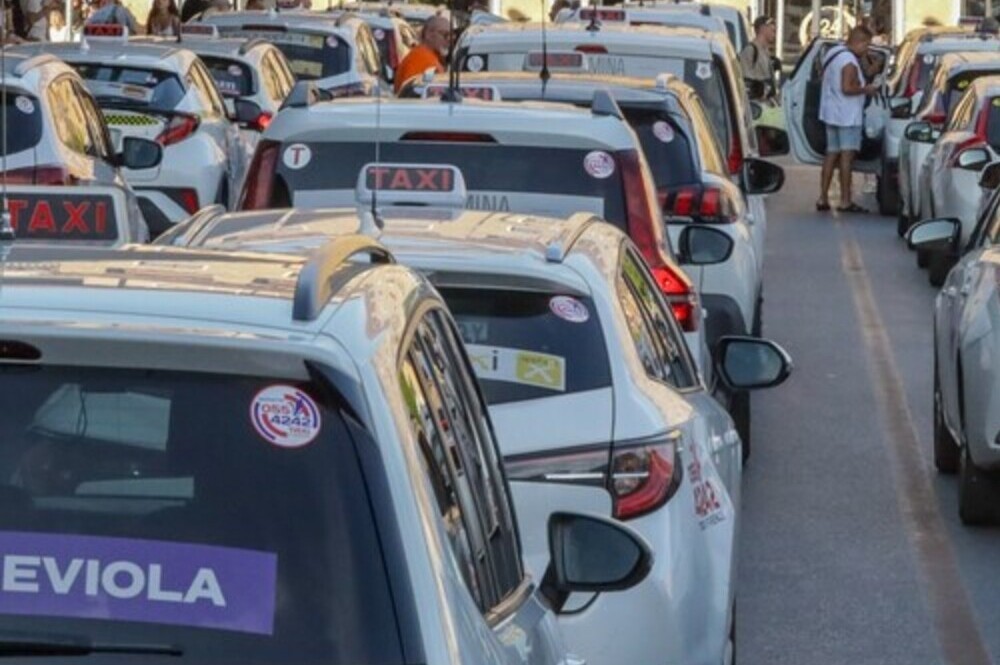 Prato, scoperti due tassisti abusivi: sequestrati i mezzi e patenti sospese