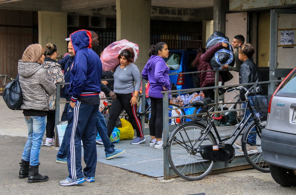 Code notturne alla caserma Fadini: attese, tensioni e microcriminalità davanti all’Ufficio immigrazione