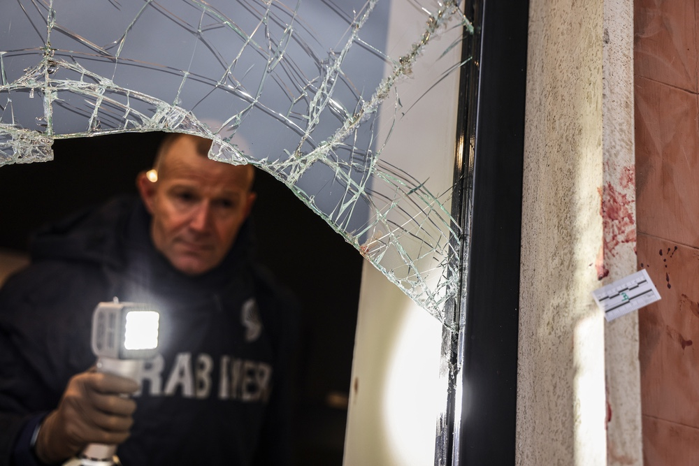 Furto nella notte alla pizzeria “La Verace”: vetrata sfondata con un tombino