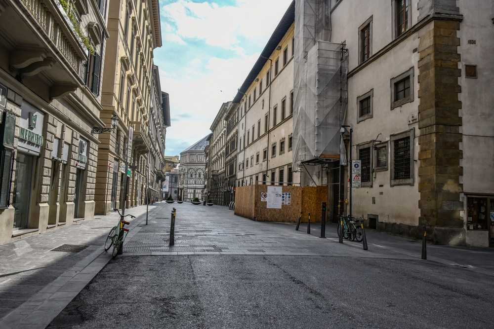 Via Ricasoli invasa dai turisti: residenti esasperati tra folla, disagi e vita quotidiana impossibile