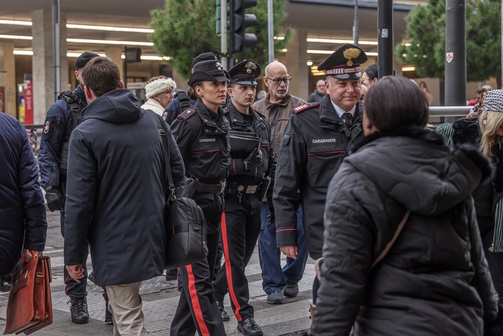 Rapina in negozio di telefonia a Firenze, malvivente un fuga con denaro e cellulari