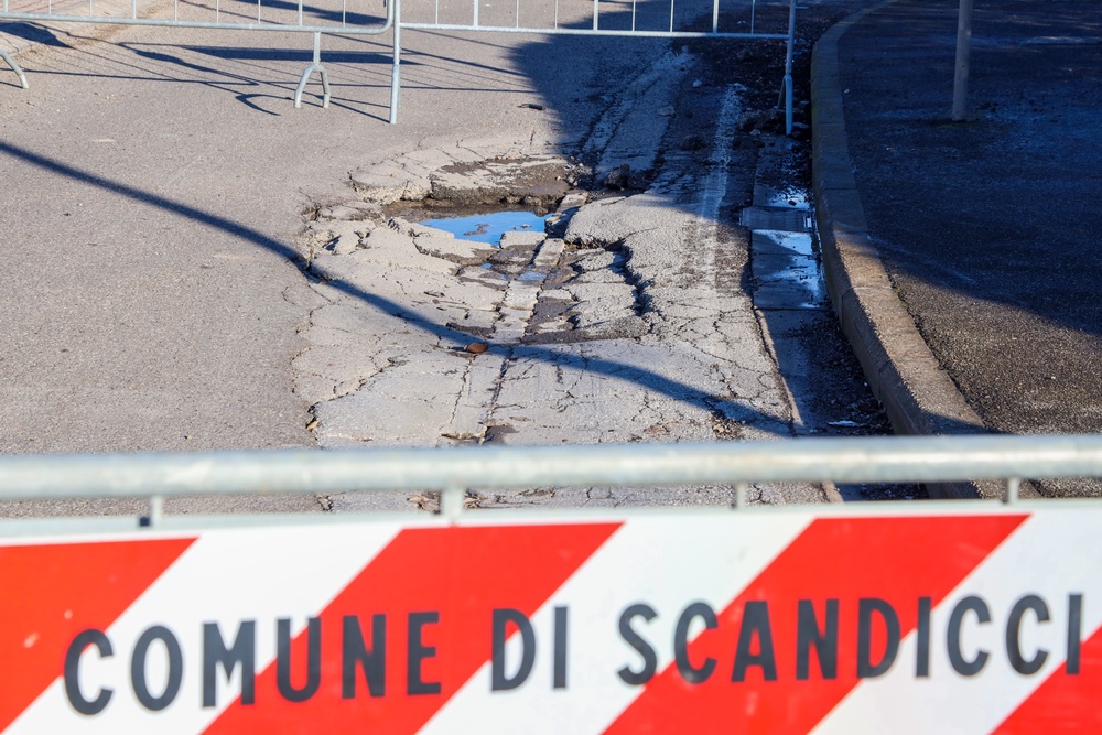 Scandicci, lavori notturni alla rotonda 17 Marzo: nuovo asfalto e viabilità modificata