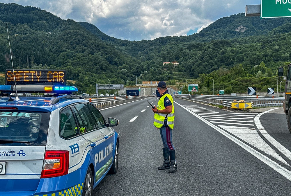 Camion finisce di traverso sulla carreggiata, chiuso tratto A1
