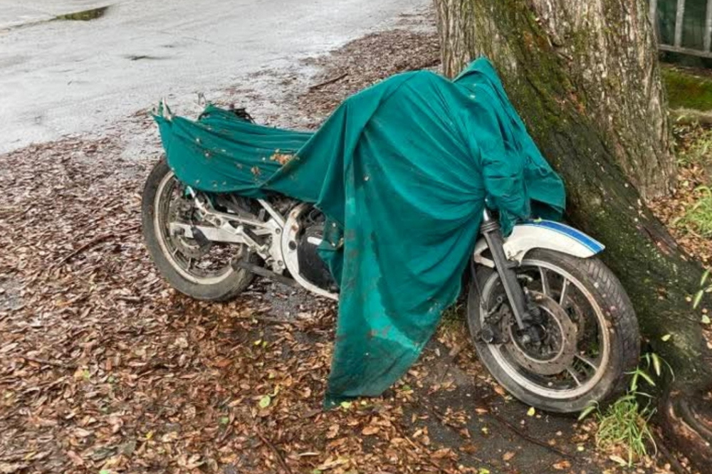 Firenze, veicolo abbandonato da mesi: è allarme ambientale