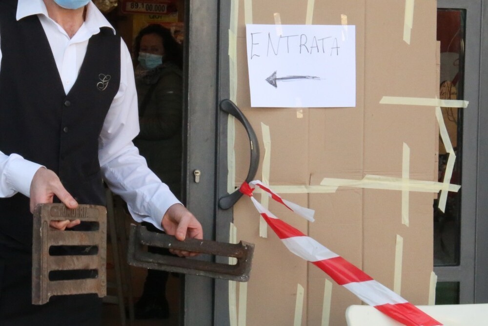 Spaccata in enoteca a Firenze: ladro in fuga con la cassa