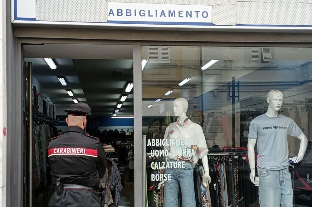 A Prato sequestrati 4.359 articoli in maglieria contraffatti