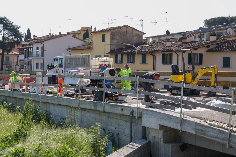 Oltrarno, lavori alla fognatura in via dei Bardi: cambia la viabilità fino al 12 giugno