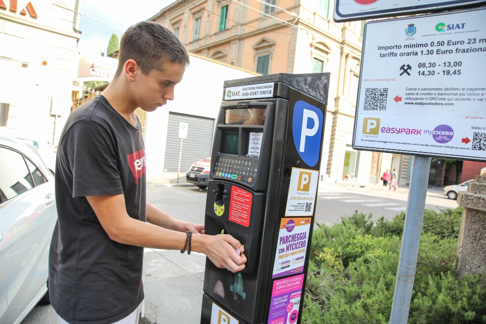 Firenze, addio alle monetine nei parcheggi: arriva la svolta “cashless”