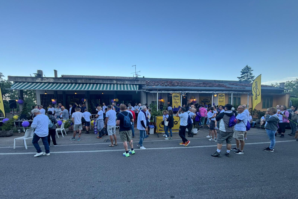 [FOTO-GALLERY] Passeggiata della Salvezza, Bivigliano si tinge di viola: oltre 200 tifosi per celebrare la Fiorentina e guardare al futuro