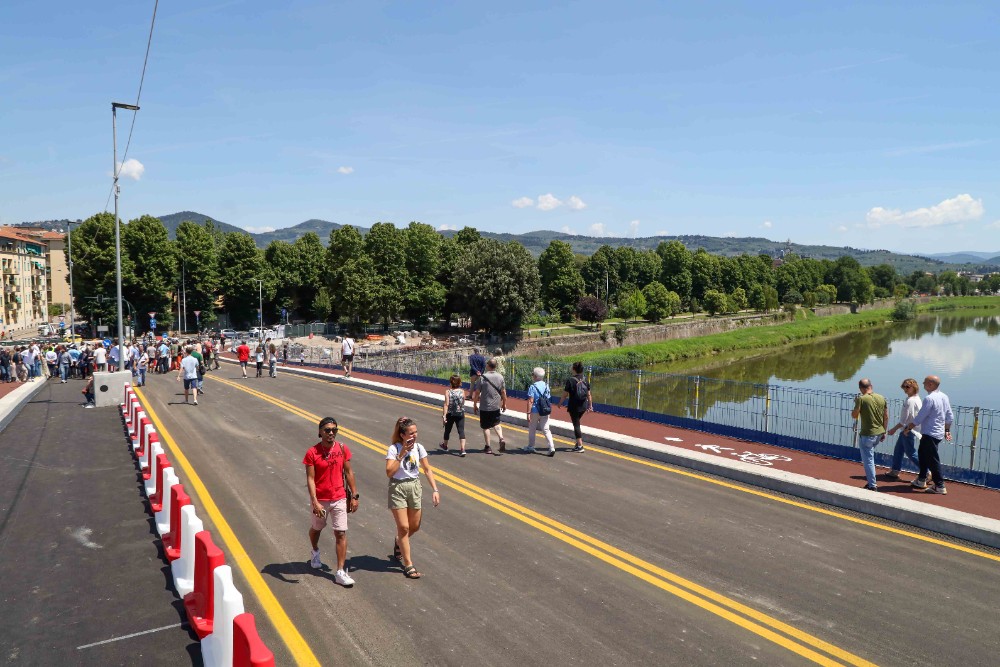 Ponte delle Sorelle Nencioni, Firenze inaugura il nuovo collegamento sull’Arno: come cambia Firenze