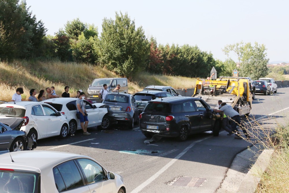 Maxi tamponamento sulla Fi-Pi-Li, traffico in tilt verso la costa