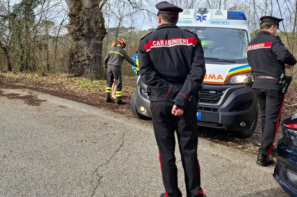 Escursionista si perde nei boschi del Mugello, salvata dai Vigili del fuoco insieme ai suoi due cani