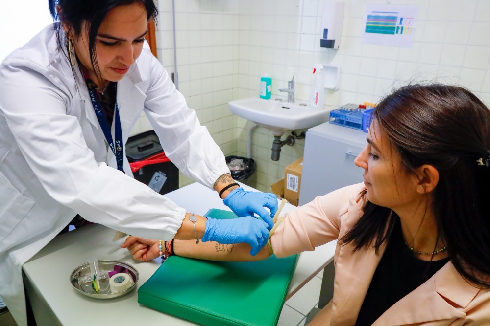 Esami del sangue, attese fino a tre settimane: la prenotazione online non basta