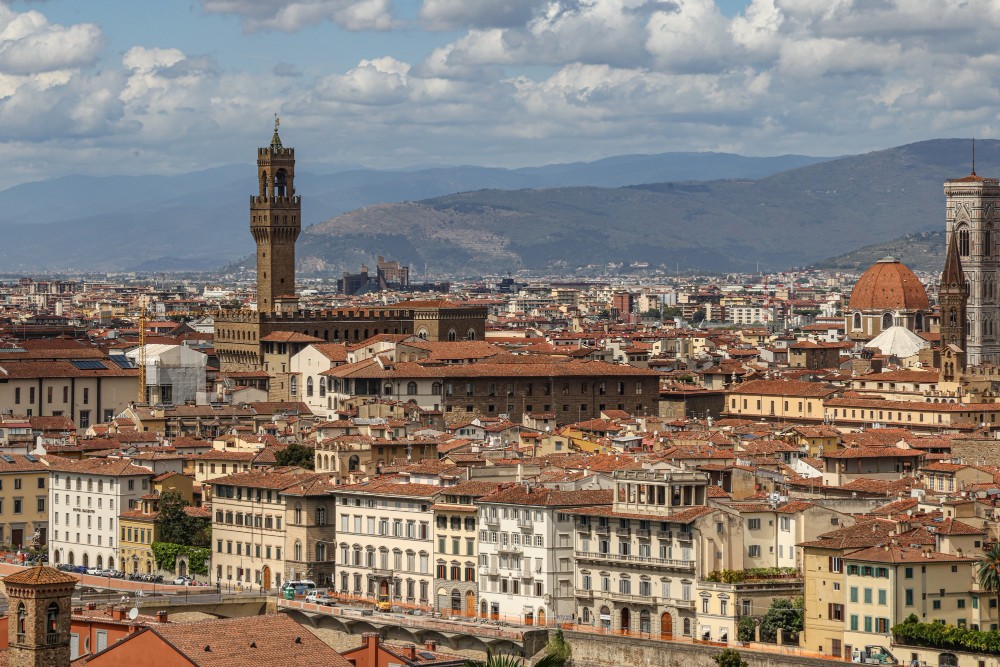Affitti brevi, cresce la tensione: protesta in Piazza della Signoria nel giorno del voto