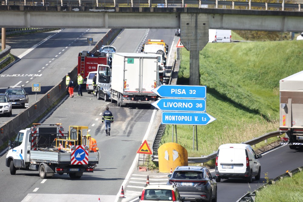 Scontro tra due furgoni sull’A11: un morto e un ferito grave, traffico in tilt 