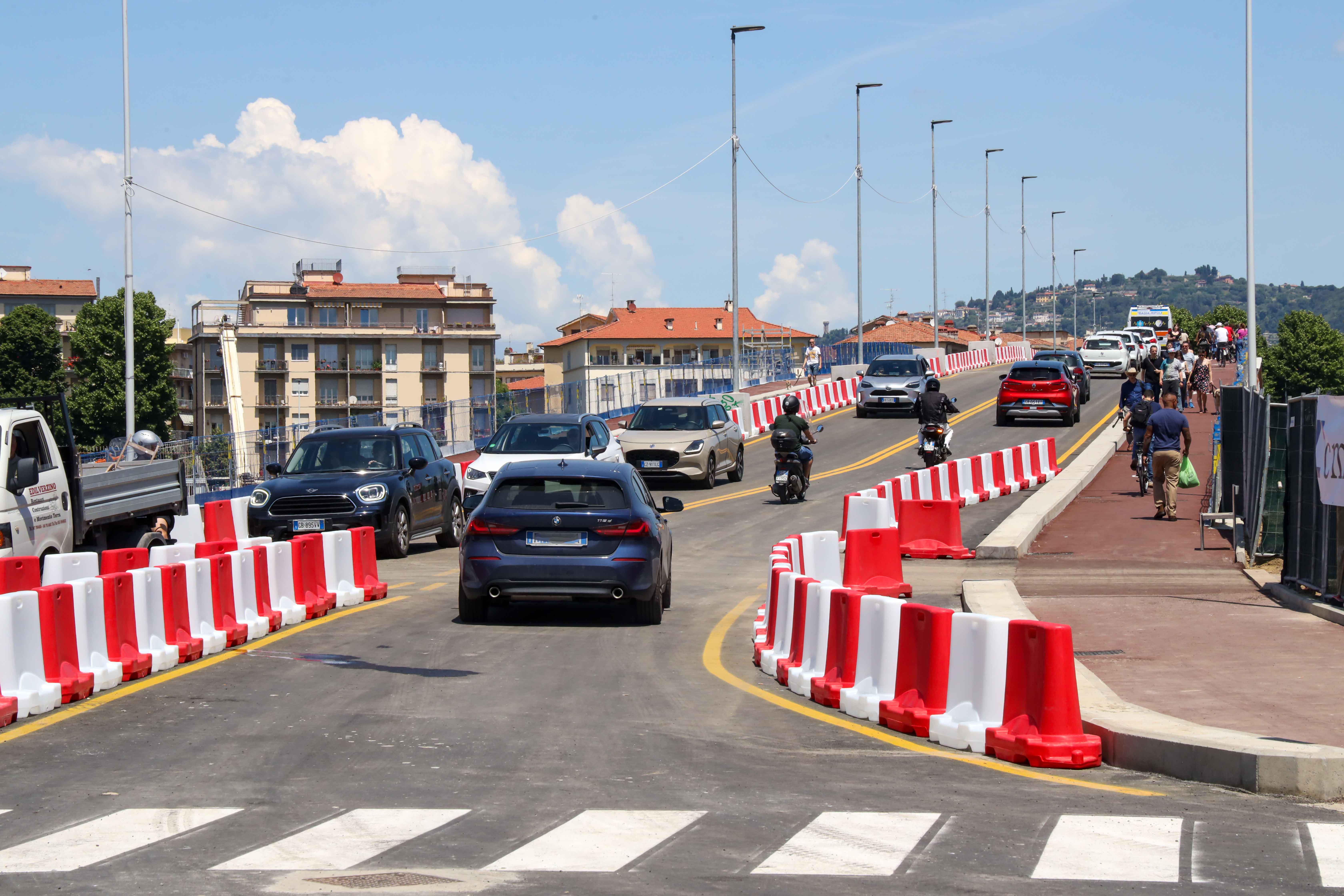 Ponte Nencioni, traffico in crescita ma scoppia la polemica sui parapetti provvisori