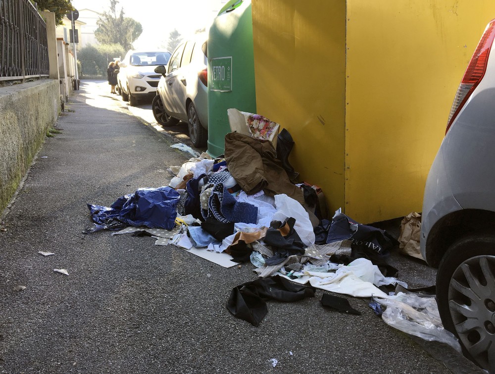 Plures Alia, in comuni del Pratese torna raccolta abiti usati