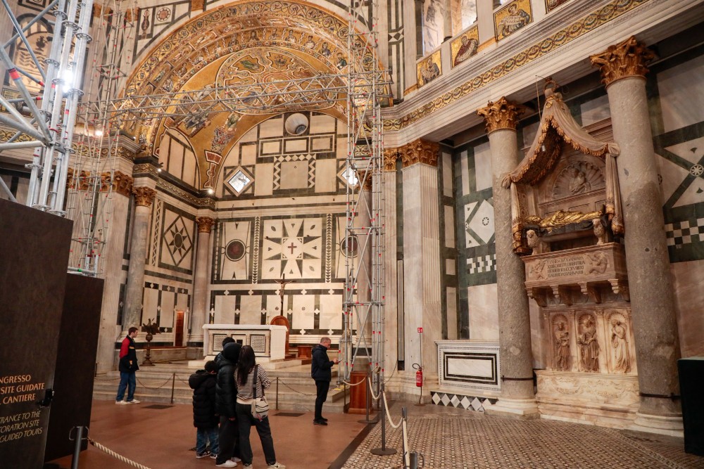 Nel Duomo torna lo spettacolo dello gnomone: il sole illumina il cuore della Cupola