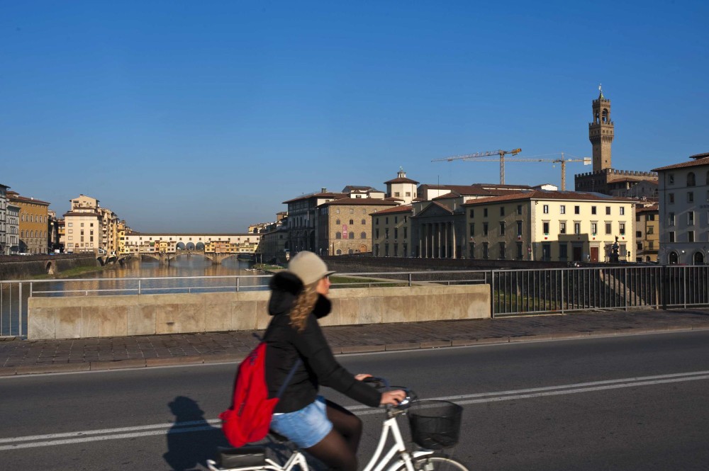 Arno, caos regole tra Ponte alle Grazie e Santa Trinita: «Nessuno sa di chi sia la competenza»
