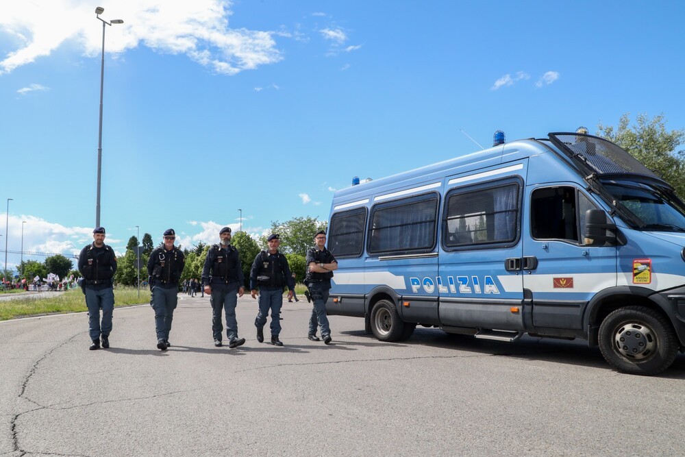 Tenta fuga in bici ma finisce in un cantiere: arrestato presunto spacciatore