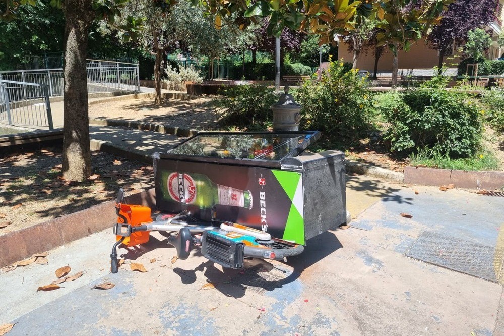 Novoli, degrado nel giardino di via Lippi e Macia: panchine divelte e arredi abbandonati