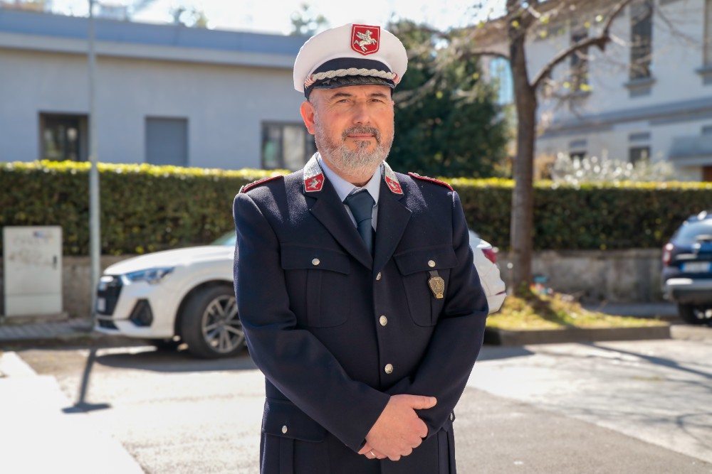 Viaggia controsenso e senza casco, scatta l’inseguimento della Polizia Municipale