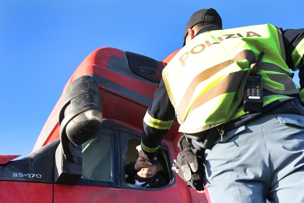 Polstrada '60 multe al casello A1 Calenzano, molti senza cinture'