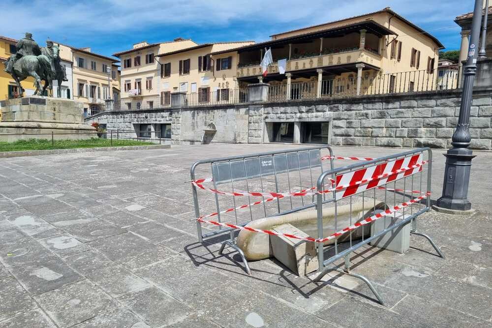 Esclusiva FED: Panchina di pietra divelta in piazza Mino da Fiesole