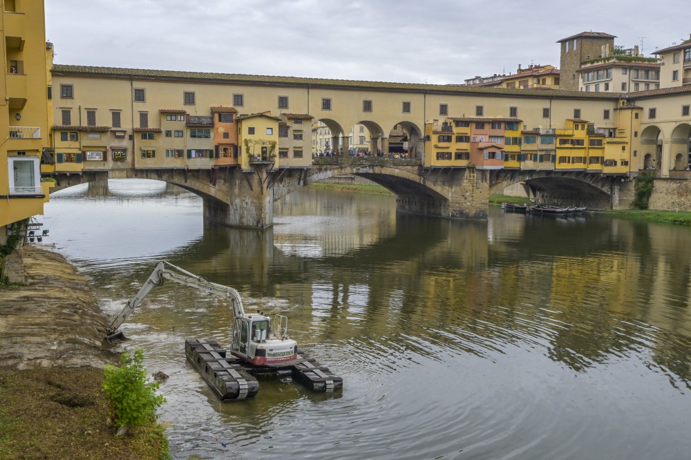 Firenze si prepara contro l’Arno: prime prove con le paratie mobili