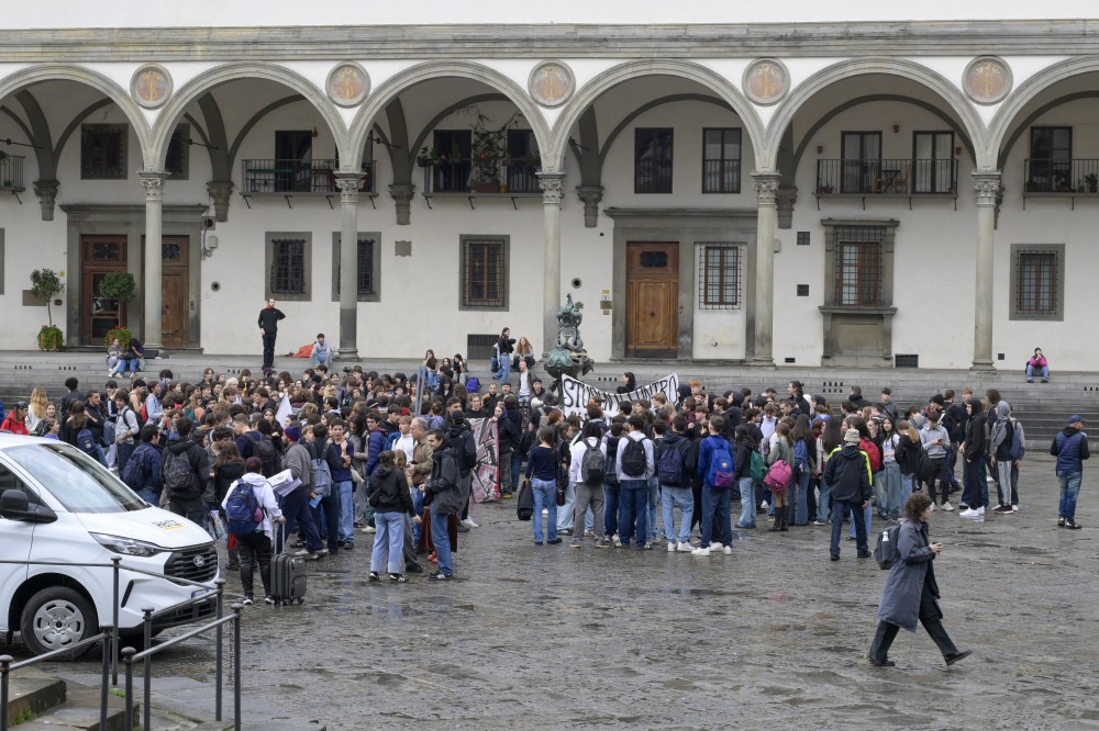 Piazza Santissima Annunziata si veste di bianco: Elettra Lamborghini per la serata benefica di Ant