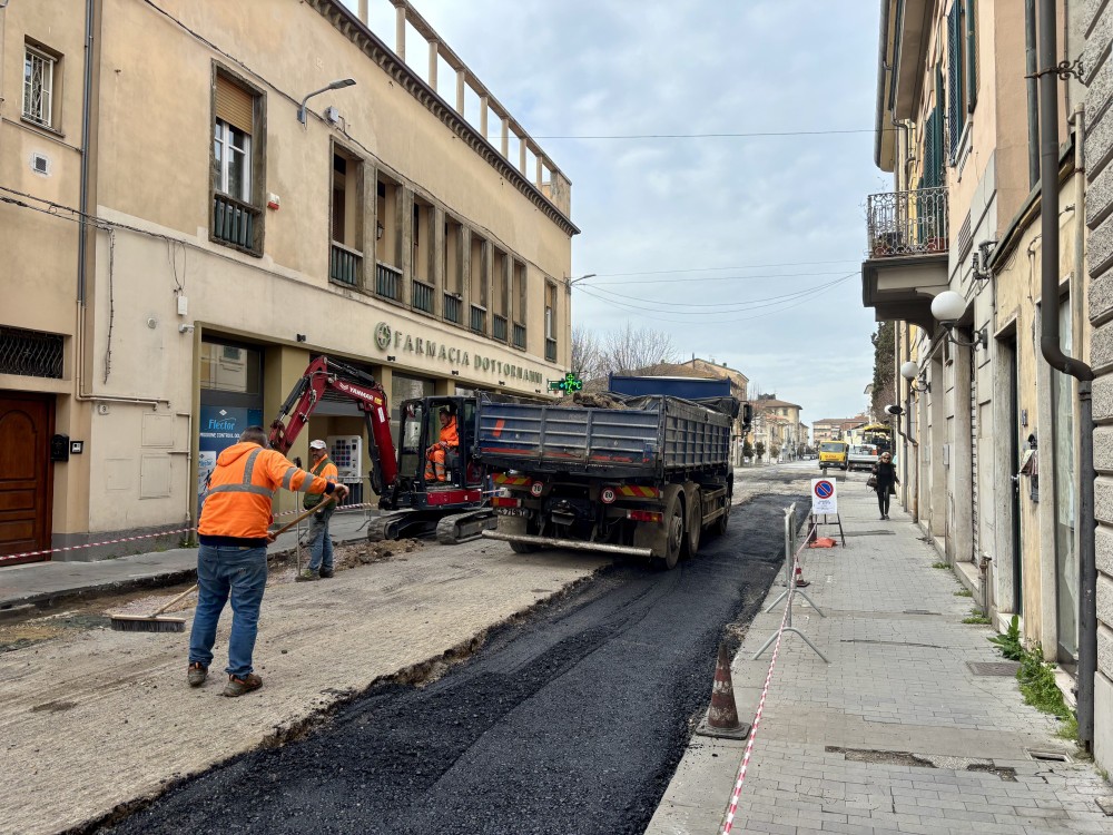 Via Panzani cambia volto: addio agli ultimi sanpietrini, arriva l'asfalto architettonico