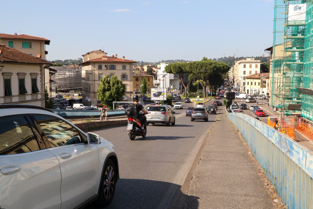 Tamponamento sul cavalcavia dell'Affrico: traffico in tilt verso il lungarno