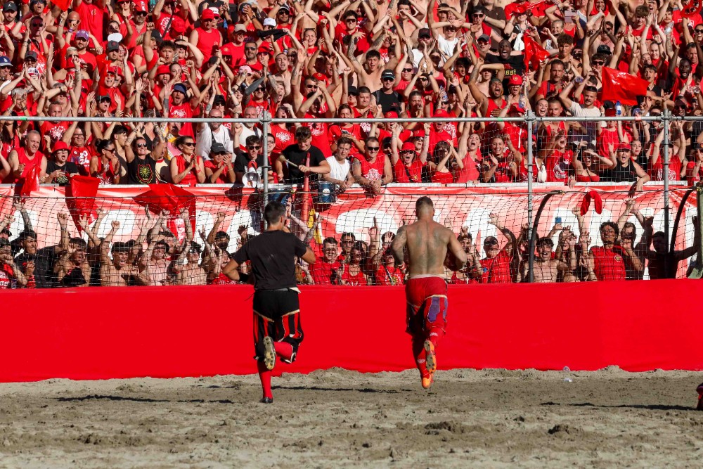 Calcio Storico, esordio tra polemiche e tensioni: cosa è successo