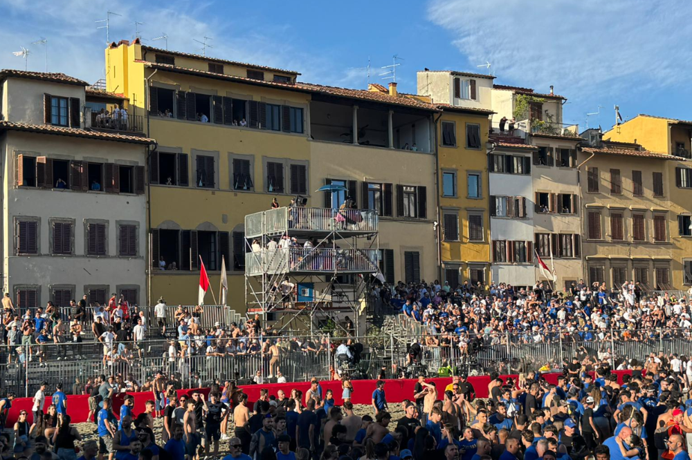 [FOTO-GALLERY] Calcio Storico, Azzurri-Bianchi 18,5-4