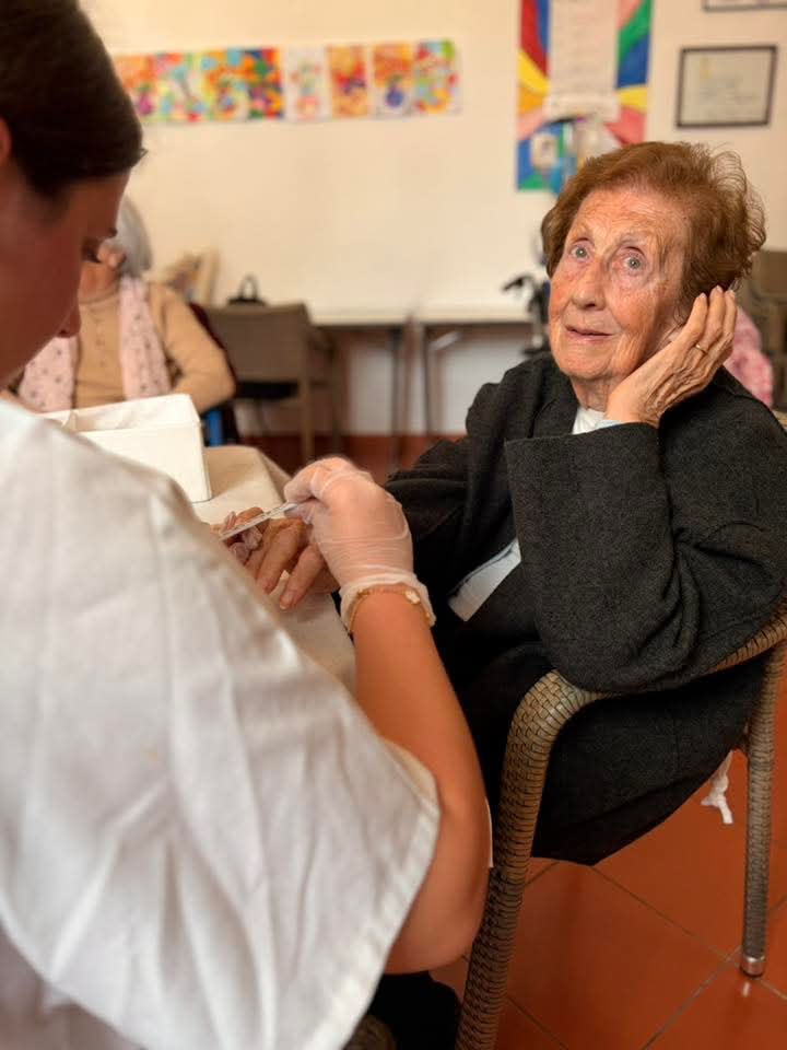 Generazioni a confronto: gli studenti del Morante-Ginori Conti portano cura ed estetica agli anziani di Villa Santa Teresa