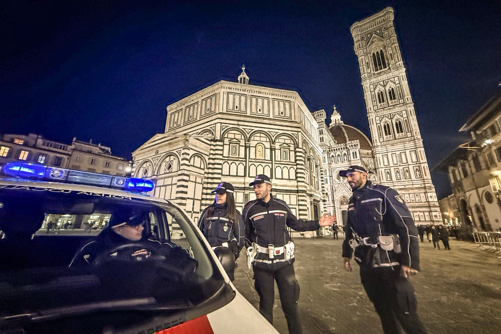 Scippa un turista e travolge una passante in fuga: paura in centro